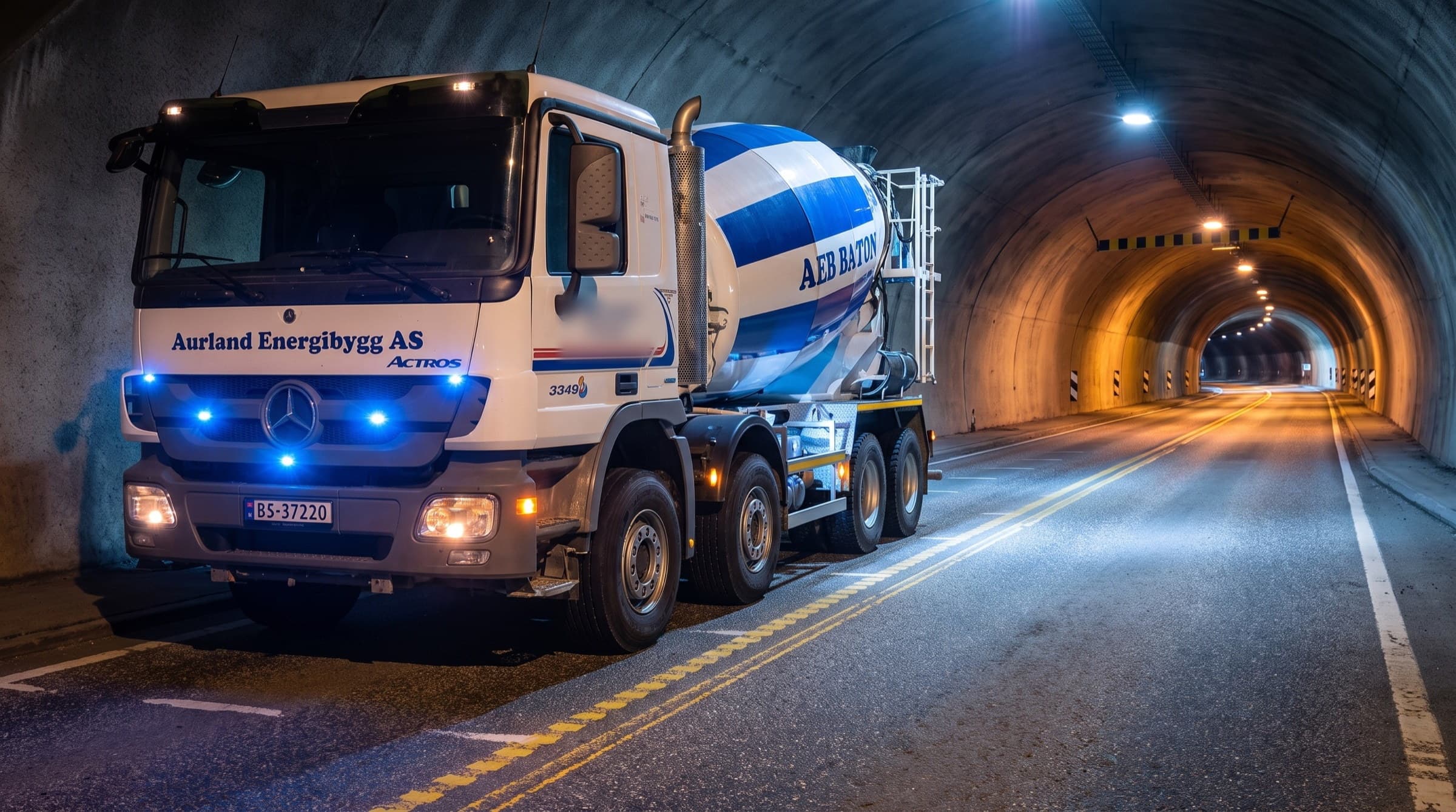 Betongbil fra Aurland Energibygg AS i tunnel