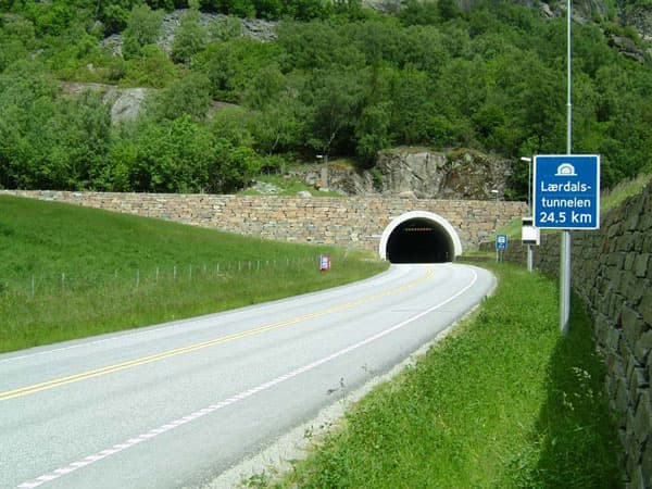 Tunnelportalen til Lærdalstunnelen
